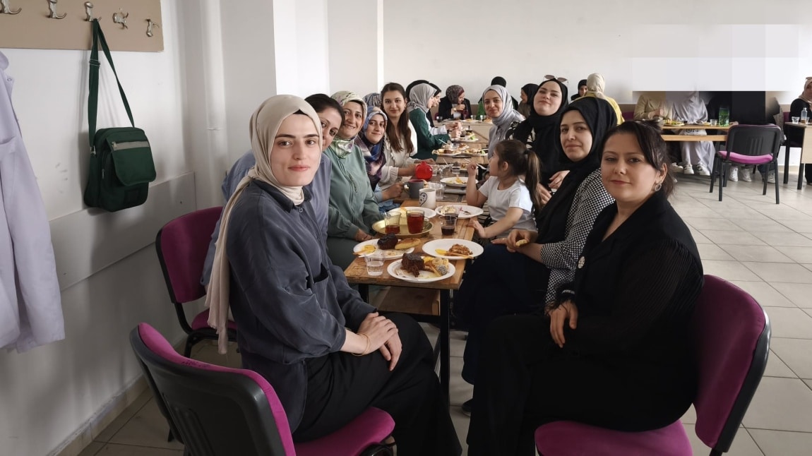 Üniversite Adaylarımıza Moral Yemeği 